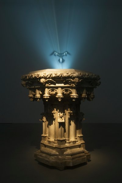 Ganymede, 2007 (stål, harts, rökmaskin, vätska, fläkt, videoprojektor och DVD-spelare) av Mat Collishaw
