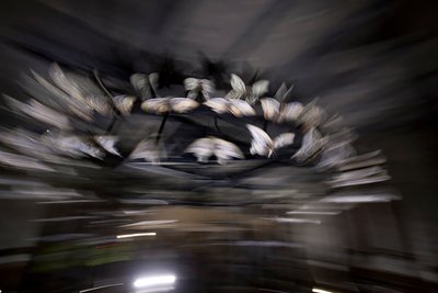 Magic Lantern, 2010 (stålram, perforerad aluminiumplåt, expanderad harts, LED-lampor, motor) av Mat Collishaw