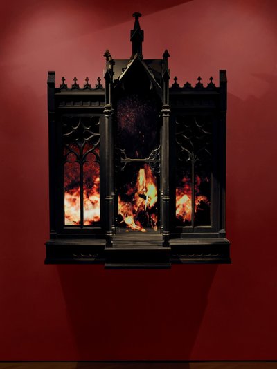 Performance, 2010 (Trä, stål, övervakningsspegel, LCD-skärmar och hårddisk) av Mat Collishaw