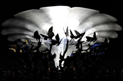 The Garden of Unearthly Delights, 2009 (stål, aluminium, gips, harts, LED-lampor, motor) av Mat Collishaw
