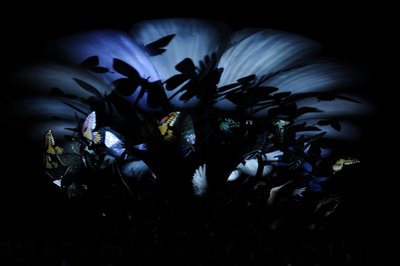The Garden of Unearthly Delights, 2009 (stål, aluminium, gips, harts, LED-lampor, motor) av Mat Collishaw