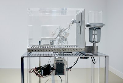 The Machine Zone, 2019 (stål, aluminium, servomotorer) av Mat Collishaw