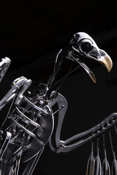 The Nerve Rack, 2019 (Acetal, Akryl, Aluminium, Mässing, Elektriska kretsar, Färg, PVC, Resin, Servomotorer, Stål) av Mat Collishaw