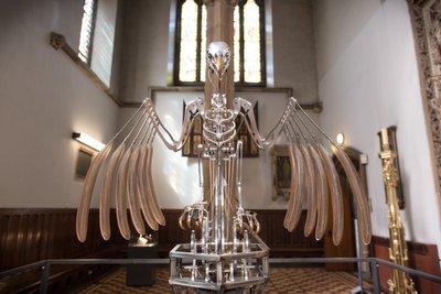 The Nerve Rack, 2019 (Acetal, Akryl, Aluminium, Mässing, Elektriska kretsar, Färg, PVC, Resin, Servomotorer, Stål) av Mat Collishaw