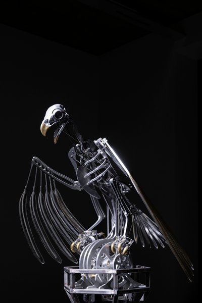 The Nerve Rack, 2019 (Acetal, Akryl, Aluminium, Mässing, Elektriska kretsar, Färg, PVC, Resin, Servomotorer, Stål) av Mat Collishaw