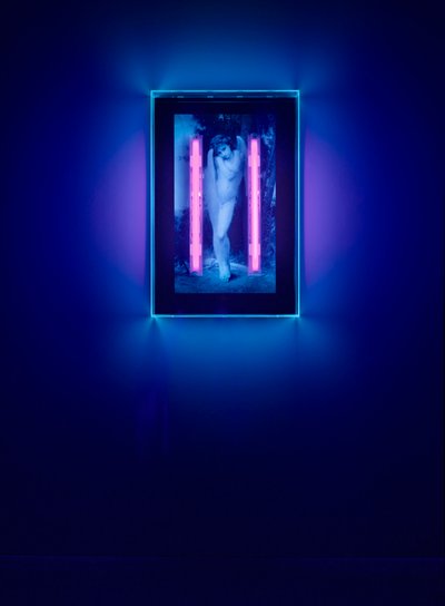 Ultraviolet Angel, 2008 (ultraviolett bläck på plexiglaslåda, 2 ultravioletta neonljus) av Mat Collishaw