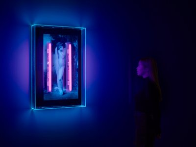 Ultraviolet Angel, 2008 (ultraviolett bläck på plexiglaslåda, 2 ultravioletta neonljus) av Mat Collishaw