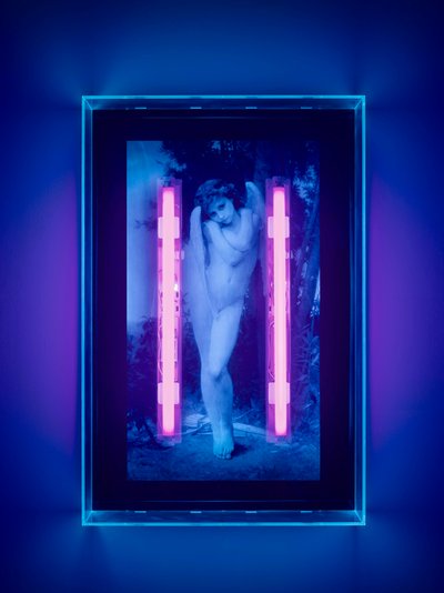 Ultraviolet Angel, 2008 (ultraviolett bläck på plexiglaslåda, 2 ultravioletta neonljus) av Mat Collishaw