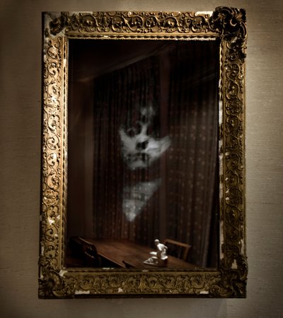 Women Under the Influence, 2009 (antik ram, dubbelriktad spegel, trä, stål, LCD-skärm och hårddisk) av Mat Collishaw