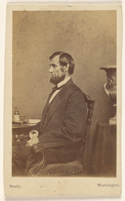[Abraham Lincoln sittande, i profil] av Mathew B. Brady