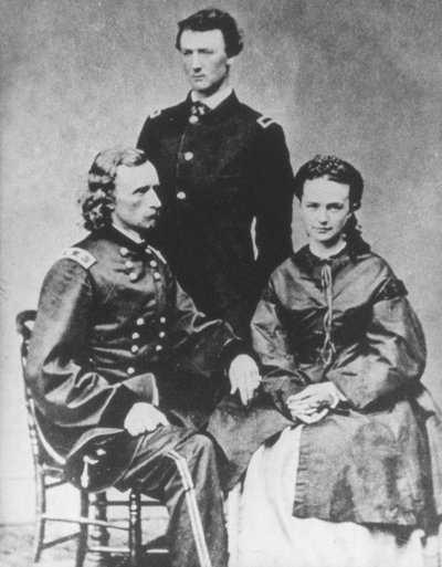 General George A. Custer (1839-76) med sin fru Elizabeth och sin bror Tom (s/v foto) av Mathew Brady