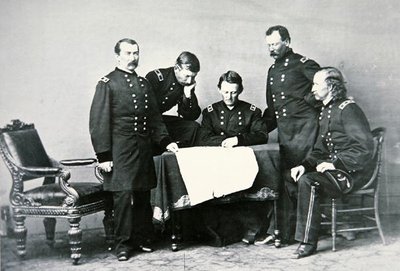 General Sheridan (1831-88) i konferens med sin personal, inklusive George Custer (1839-76) (s/v foto) av Mathew Brady
