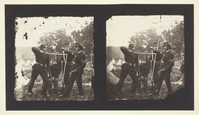 Utan titel [Amerikanska soldater poserar med vapen], 1850-1900. av Mathew Brady