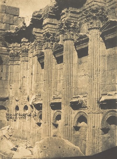 Inre pelargång av Naos i Jupiters tempel, vid Baâlbek Heliopolis, 15 september 1850. av Maxime Du Camp