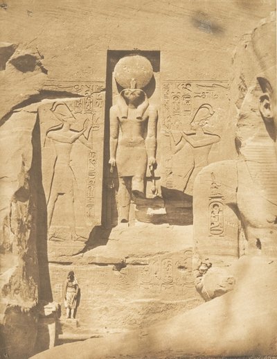 Utsmyckning av ingången till det stora Spéos of Abousemblil Guden Phré tar emot offergåvorna..., mars 1850. av Maxime Du Camp