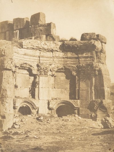 Hemicycle of the Temple inclosure, i Baâlbek, 15 september 1850. av Maxime Du Camp