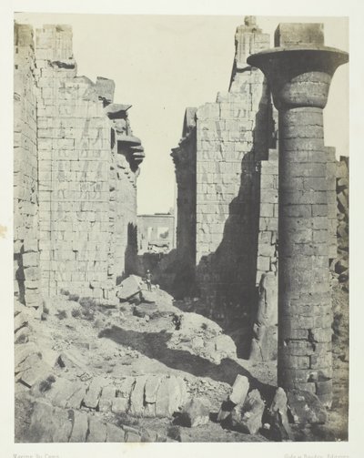 Karnakpalatset, Bubastiternas domstol och huvudingången till Hypostyle Hall, Thebe, 184951. av Maxime Du Camp