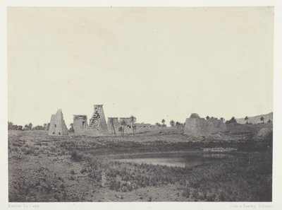 Karnak Palace, South Propylaea; Thebe av Maxime Du Camp