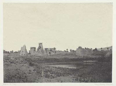 Karnak Palace, South Propylaea; Thebe av Maxime Du Camp
