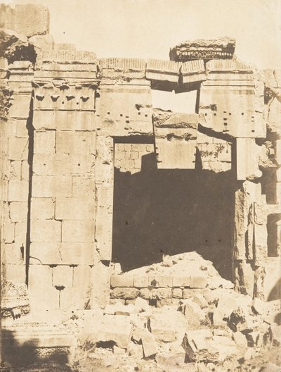 Porten till Jupitertemplet i Baalbek Heliopolis, september 1850. av Maxime Du Camp