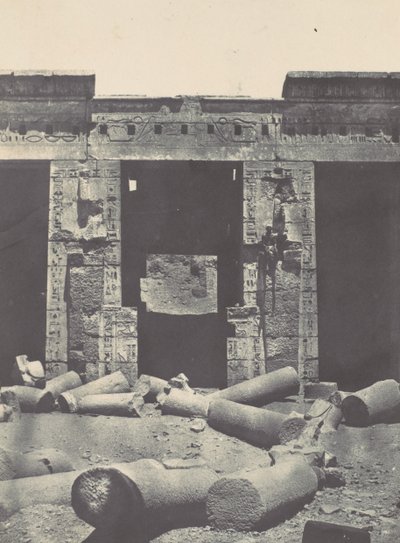 Thebe. Medinet-Habou. Östra delen av Peristylen av Ramses-Méiamoun-palatset, 1850. av Maxime Du Camp