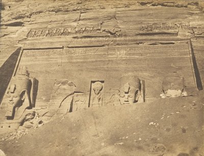 Utsikt över fasaden på Spéos de Phré, i Abousemblil, mars 1850. av Maxime Du Camp