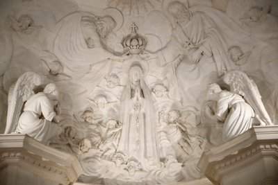 Helgedomen i Fatima. Interiör den gamla basilikan i Fatima. Kröningen av Jungfru Maria. Portugal:. av Maximiano Alves