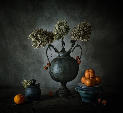 Mörkt blomsterstilleben av May G