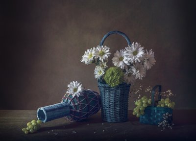 Vita blommor och druvor av May G