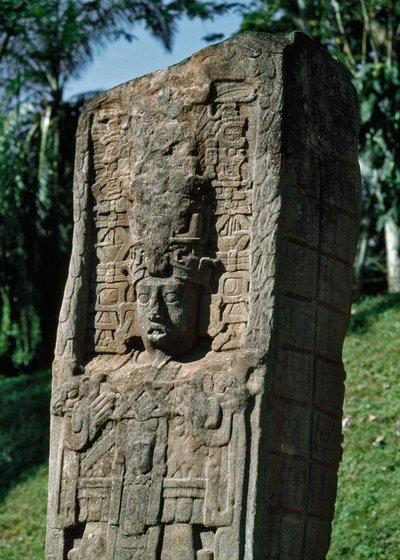Detalj av en stele av det stora torget av Mayan
