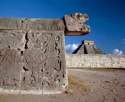 Den stora bolllekplatsen och i bakgrunden castillo, 750-1200 av Mayan