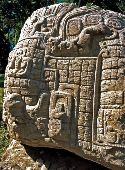 Zoomorfiskt altare P av Mayan
