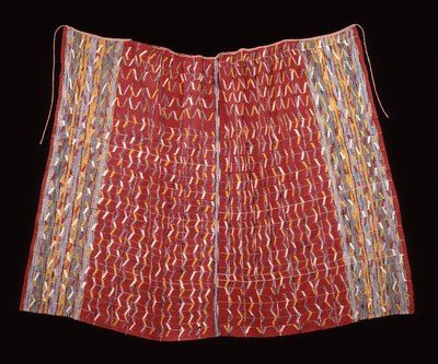 Cofradia-kappe, möjligen för helgonfiguren, ca 1920-1940 (bomull; slät väv med varpvändning med varpränder och varpikat och kompletterande väftmönster) av Mayan Mayan