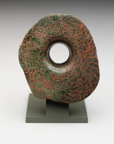 Öronbloss med inskuren bild av huvudfågelguden, ca 300-500 (jadeit) av Mayan Mayan