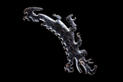 Excentrisk flinta föreställande en krokodilkanot med passagerare, c.A.D. 600?-900 (flint) av Mayan Mayan