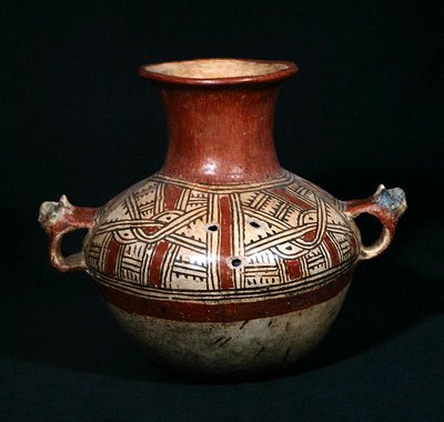 Begravningsurna med hål från Utatlan (Cumarcaaj), Quiche, Guatemala, Centralamerika, Post Classic Period (terrakotta) av Mayan Mayan