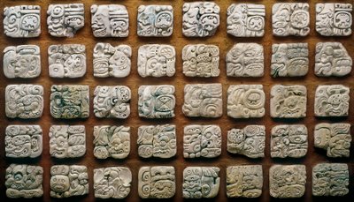 Maya-kalender (320-1697) sammansatt av olika glyfer (graverade stenar) av Mayan Mayan