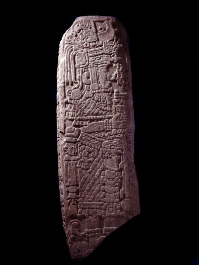 Precolombiansk konst, Maya-civilisation, initial klassisk period: stenstele 5 från El Zapote, Peten, Guatemala. Sol. h. 127 cm Guatemala, Museo Nazionale di Archeologia e Etnologia - Förcolumbiansk konst, Maya-civilisationen, klassisk period (ca 250 till 9 av Mayan Mayan