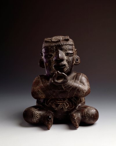 Precolombiansk konst, Maya-civilisation, initial period: antropomorf lervas föreställande en man sittande med händerna sammanfogade i form av en cirkel. Från Uaxactun, Guatemala. Sol. h. 21,2 x bredd 20,2 cm Guatemala, Museo Nazionale di Archeologia e Etno av Mayan Mayan