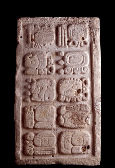 Precolombiansk konst, Mayacivilisation, klassisk period: fragment av en trappa som presenterar glyfer i nedre reliefer. Dämpa. 35,5x61 cm Guatemala, Museo Nazionale di Archeologia e Etnologia - Förcolumbiansk konst, Maya-civilisationen, klassisk period (ca av Mayan Mayan
