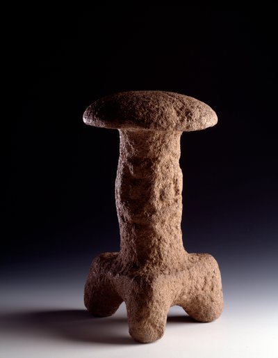 Precolumbian konst, Mayacivilisation, klassisk period: stenskulptur i form av en stativsvamp. från Chimaltenango, Guatemala. Dämpa. 31,3 x bredd 18 cm Guatemala, Nationalmuseet för arkeologi och etnologi av Mayan Mayan