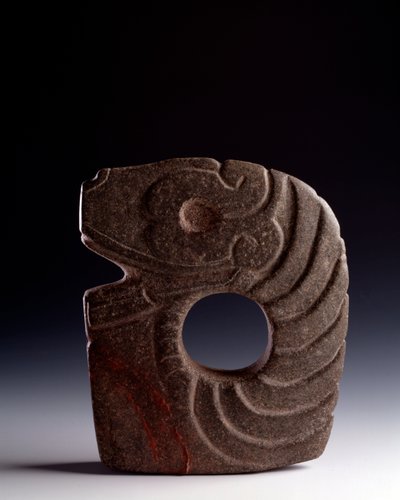 Precolumbian konst, Maya civilisation, klassisk period: zoomorphic yxa i huggen sten som representerar en stiliserad orm. från Bolivia, Escuintla, Guatemala. Dämpa. 25 x bredd 21 cm Guatemala, Nationalmuseet för arkeologi och etnologi - förcolumbiansk kons av Mayan Mayan