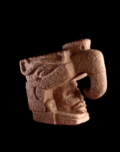 Precolombiansk konst, Mayacivilisation, förklassisk period: stenskulptur som visar en mans huvud som reser sig från munnen på en zoomorf gud som liknar den himmelska fågeln. Dämpa. 38 x bredd. 46 cm Guatemala, Museo Nazionale di Archeologia e Etnologia - P av Mayan Mayan