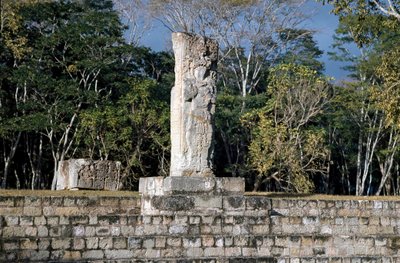 Stelen 2 med utsikt över bollplanen, 652 e.Kr av Mayan Mayan