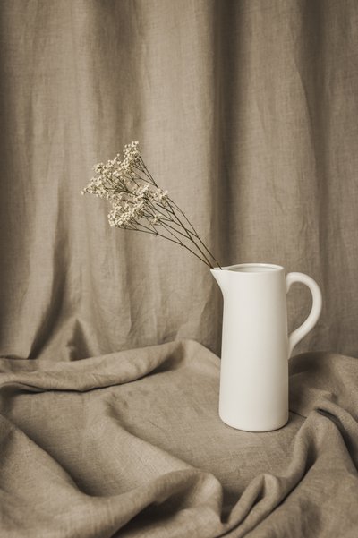 Minimalistiskt blomsterstilleben av Mayra Pama