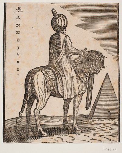 Turbanbärande, obeväpnad ryttare sedd snett bakifrån; dvs. i bakgrunden en pyramid av Melchior Lorck