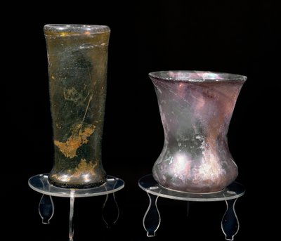 Barbarisk civilisation: glasmuggar från merovingertiden. 6-7-talet. Strasbourg, Palais Rohans arkeologiska museum av Merovingian