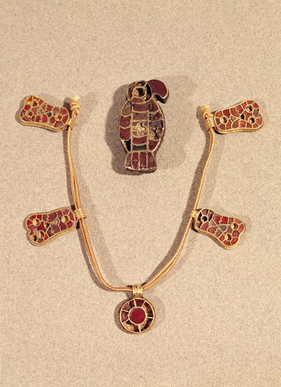 Örnformad brosch och ett halsband, 400-600-tal (guld & cloisonne emalj) av Merovingian