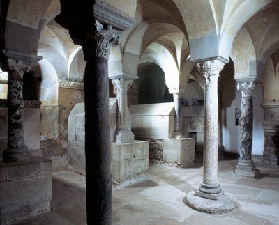 Merovingerkonst: utsikt över kryptan i klostret Jouarre. 700-talet e.Kr. Not och märgel av Merovingian