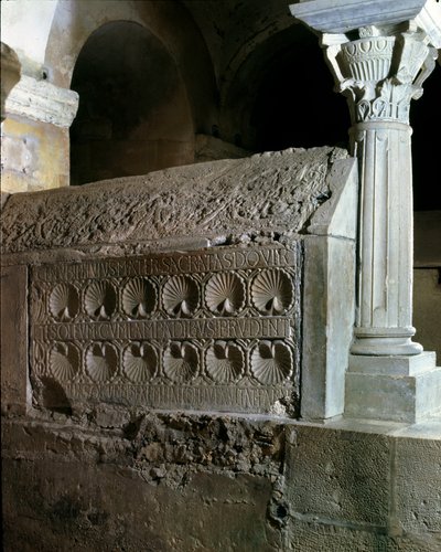 Merovingerkonst: cenotaph av abbedissan Theodechilde (eller Telchide) (död 662 e.Kr.). Sten begravningsmonument. Klostret i Jouarre (Seine och Marne) av Merovingian